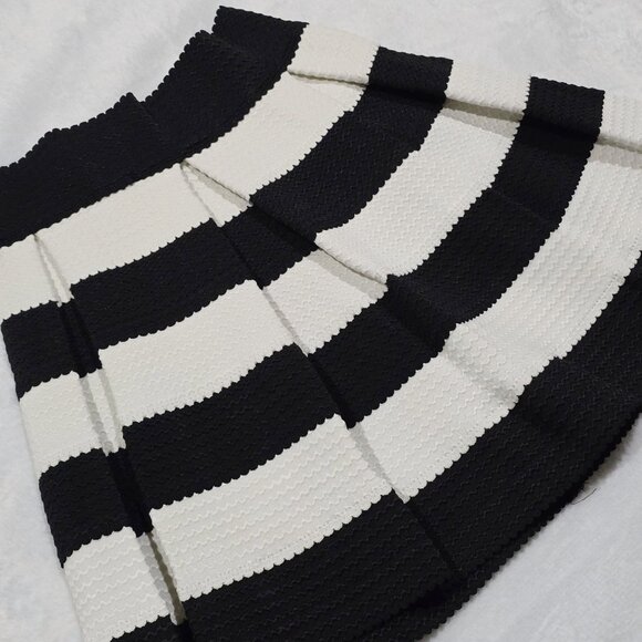 Touch Me ✦ Black & White Striped Skater Skirt ✦ Textured Knit Back Zip NWT Sz S - Picture 8 of 10
